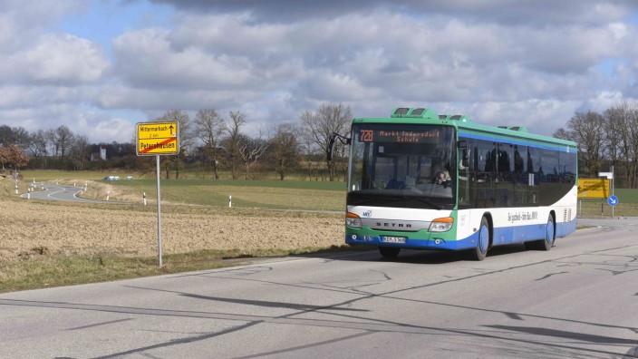 Schülerbeförderung im Landkreis Dachau: Auch auf der Buslinie 728 gibt es Engpässe: An einer Haltestelle in Weichs wurde eine Schülerin schon mehrmals stehen gelassen, weil der Bus überfüllt war.