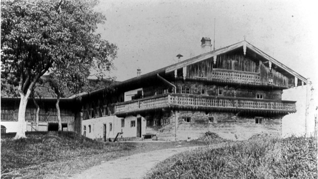 Geschichte des Nationalsozialismus: Der Reithof auf einem Foto von 1920. Das Gebäude selbst wurde um 1600 erbaut und fiel 1929 den Flammen zum Opfer.