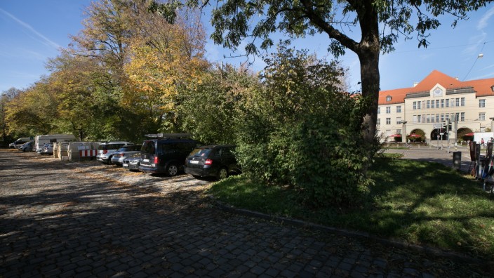 Bezahlbarer Wohnraum: Die Parkplätze am Kölner Platz vor dem Klinikum Schwabing sollen überbaut werden.