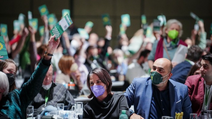 Die Grünen: Grüne Geschlossenheit: Außenministerin Annalena Baerbock und Parteichef Omid Nouripour auf dem Parteitag in Bonn.