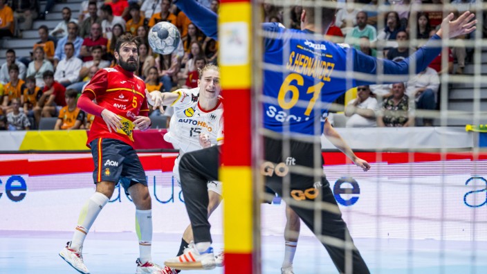 Handball: Mit Schwung in die Lücke: Juri Knorr (Mitte) wirft eines seiner vier Tore bei der 31:32-Niederlage gegen Spanien.