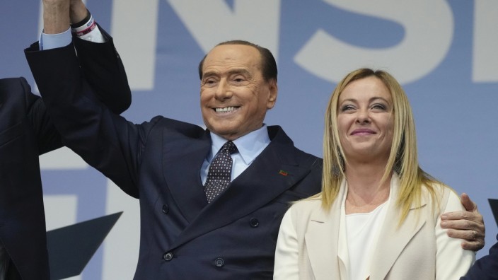 Italien: Der Schein trügt: Giorgia Meloni hat Silvio Berlusconi bei Fragen zur Kabinettsbildung eine Abfuhr erteilt - was diesem überhaupt nicht passt.