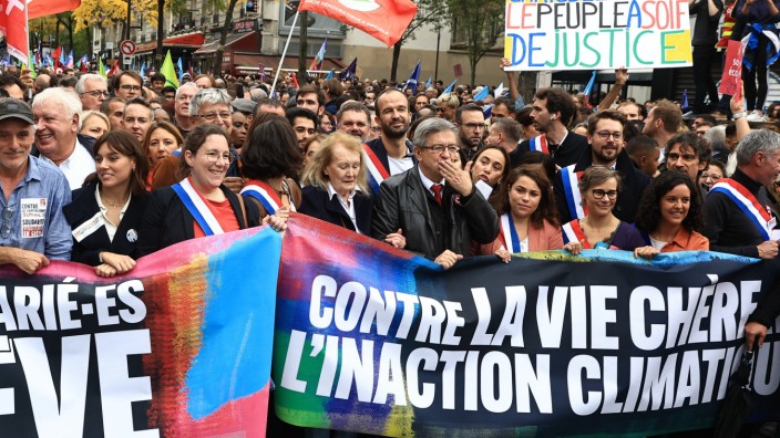 Demonstration in Paris: Zahlreiche Menschen forderten am Sonntag in Paris höhere Löhne und mehr Maßnahmen gegen die Inflation. Mit dabei: Nobelpreisträgerin Annie Ernaux neben dem linken Politiker Jean-Luc Mélenchon (Mitte).
