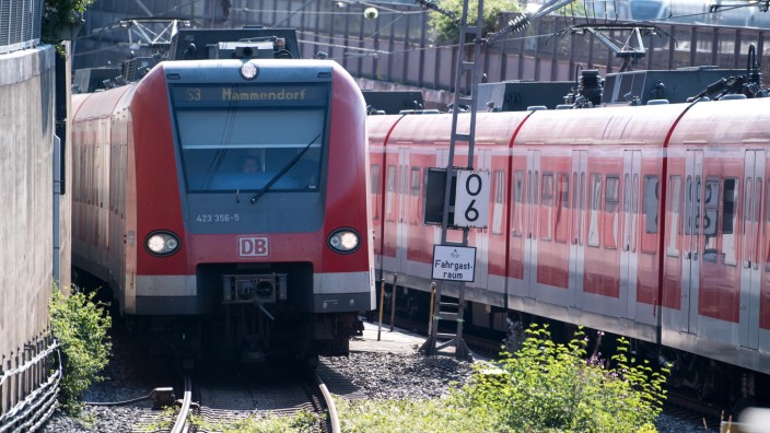 Langwied: Eine S-Bahn in München.