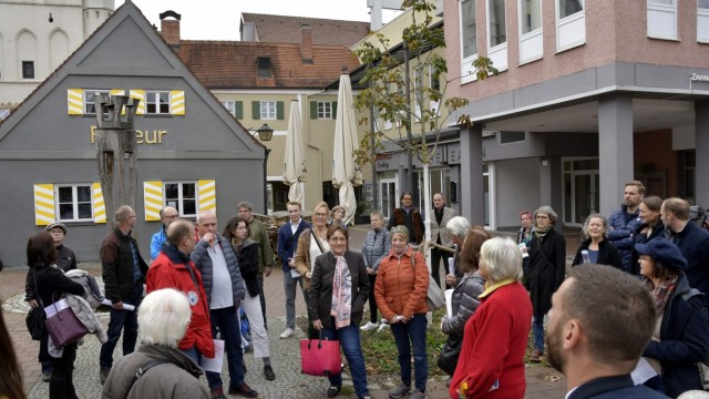 Stadtentwicklung in Erding: Der Oberbürgermeister freute sich über die rege Teilnahme an Diskussion und Spaziergang, bei dem man auch am Mühlgraben Station machte.