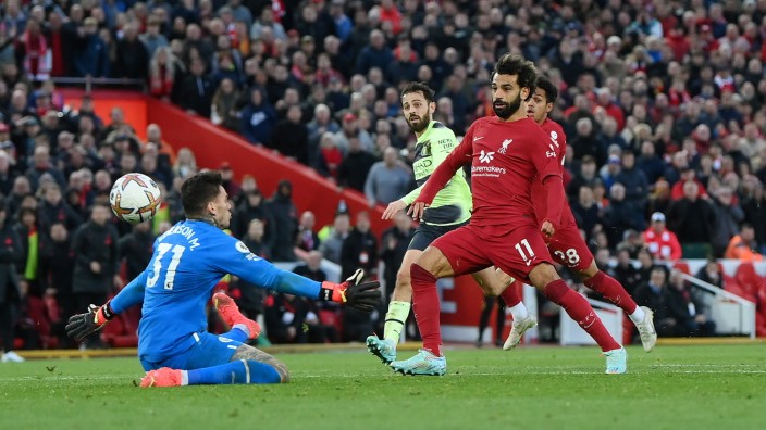 Premier League: Mohamed Salah (re.) schießt den FC Liverpool gegen Manchester City zum Sieg - und aus der Krise.