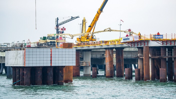 Energiekrise: Bauarbeiten am Anleger des geplanten Flüssigerdgas-Terminals in Wilhelmshaven: Die EU will den knappen Rohstoff gemeinsam ordern.