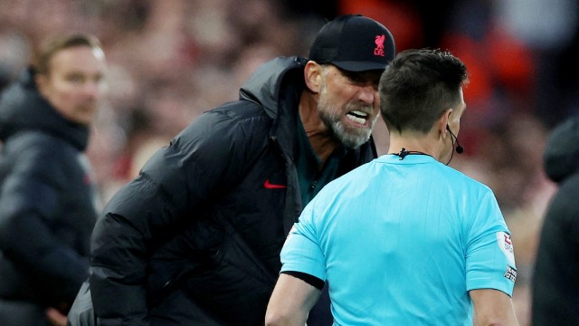Liverpool besiegt Manchester City: Äußert hier nicht nur sachliche Kritik an der Leistung des Schiedsrichters: Jürgen Klopp.