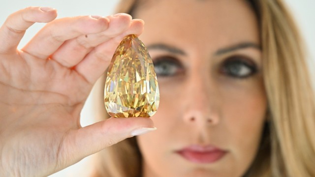 Momentaufnahmen im Oktober: Seltenheit: Der "Goldene Kanarienvogel" ist mit 303,10 Karat einer der größten geschliffenen Diamanten der Welt und wird diese Woche von Sotheby's Dubai in New York versteigert. Sein geschätzter Wert liegt bei 15 Millionen Dollar.