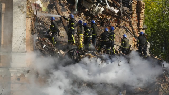 Ukraine: Feuerwehrleute versuchen am Montag, nach einem Drohnenangriff auf ein Gebäude ein Feuer zu löschen.