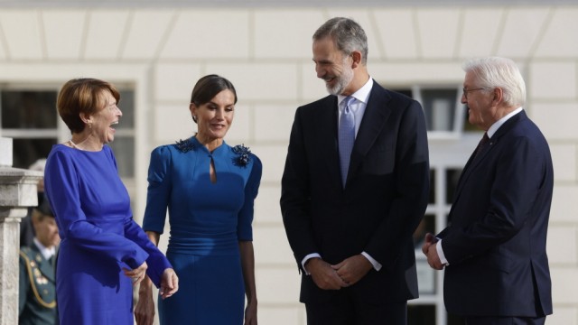 Leute: Der spanische König Felipe und seine Frau Letizia (Mitte) werden von Elke Büdenbender (links) und Frank-Walter Steinmeier (rechts) begrüßt.
