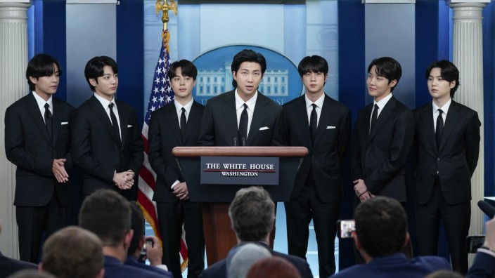 Leute: Im Mai zu Besuch im Weißen Haus, bald im Militärausbildungscamp in Südkorea: die Boyband BTS um Kim Seok-jin (Dritter von rechts).