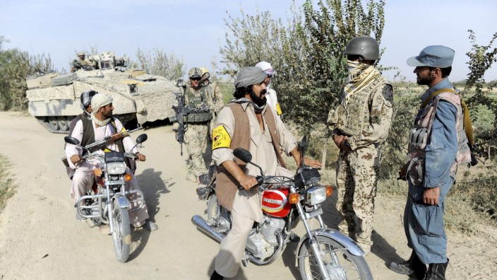 Rettung vor Taliban: Ortskräfte wie der Afghane im Tarnanzug (r.) arbeiteten zum Beispiel als Dolmetscher für die Bundeswehr.