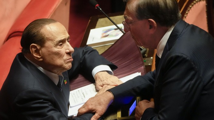 Italien: Den Zettel mit den bösen Worten zu Giorgia Meloni legte er gut sichtbar auf sein Pult im Senat: Silvio Berlusconi (li.) mit Ignazio La Russa von den Fratelli d'Italia, der als Präsident der Parlamentskammer gewählt wurde.