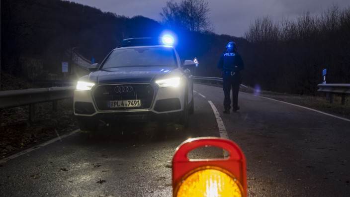 Prozess um Polizistenmorde in Kusel: Tatort Kreisstraße: Nahe Kusel in der Pfalz starben in der Nacht des 31. Januar eine Polizistin und ein Polizist, als sie mutmaßliche Wilderer stoppten.
