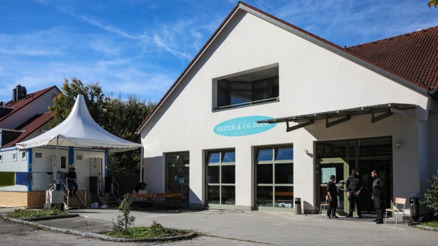 Geflüchtete im Landkreis Dachau: Die Erstaufnahme für Geflüchtete in der Krautgartenstraße in Hebertshausen war einmal ein Edeka-Supermarkt.