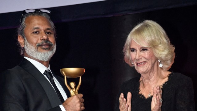 Booker Prize: Shehan Karunatilaka erhielt den Preis aus den Händen von Königsgemahlin Camilla.