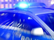 Trier: Etwa 40 Menschen greifen Polizisten an – mehrere Beamte verletzt