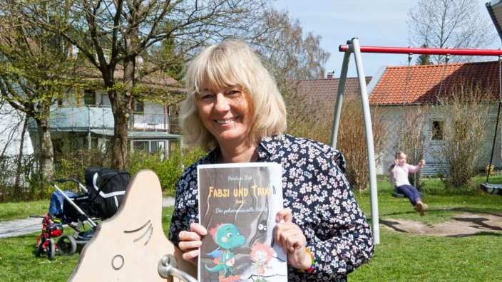 Außergewöhnliches Schulprojekt: Heidrun Licks mit dem Entwurf für ihr Kinderbuch - zu jener Zeit noch auf der Suche nach einem Verlag.