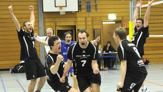 Volleyball: Hier jubelt Max Hauser (Mitte) als Spielertrainer des Herrschinger Regionalliga-Teams.