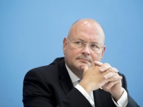Sicherheitspolitik: Faeser beruft BSI-Chef Schönbohm ab