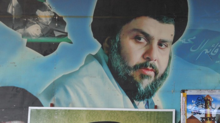 Irak: Teilt mit Nachbar Iran den schiitischen Glauben, lehnt Einmischung aber ab: Wahlgewinner Muqtada al-Sadr der Mullahs, hier auf einem Poster.