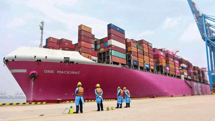 Exportwirtschaft: Ein Containerschiff im Hafen von Qingdao: Gefährdet die Schwäche der chinesischen Konjunktur auch deutsche Exporte?