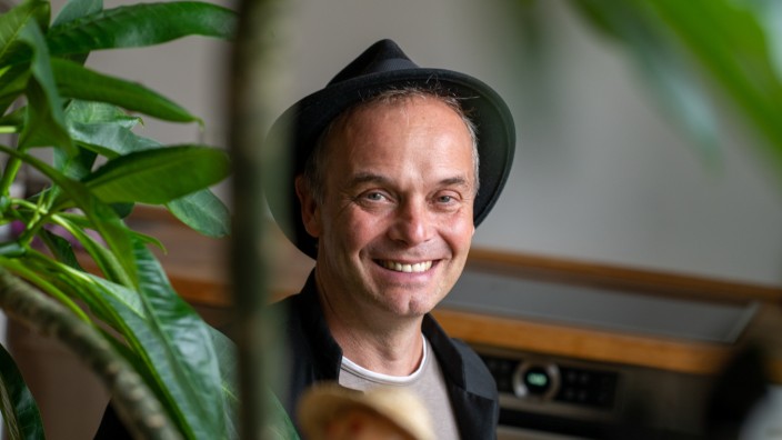 Slam-Poet: Der Münchner Frank Klötgen, 54, ist Slam-Poet, hier vor einem Auftritt in der Schwabinger Lach- und Schießgesellschaft.