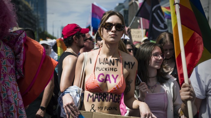 Polen und die EU: Die Regierungspolitik in Polen diskriminiert auch sexuelle Minderheiten: Bei der Gay-Pride-Parade in Warschau im Juni wurde das Recht auf gleichgeschlechtliche Ehe gefordert.