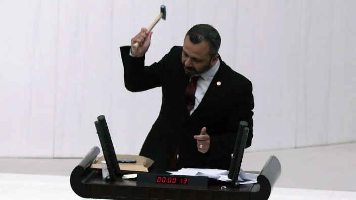 Türkei: Hammerharter Protest: Der Abgeordnete Burak Erbay zerstört im Parlament sein Smartphone. Durch das Social-Media-Gesetz werde es überflüssig, sagt er.