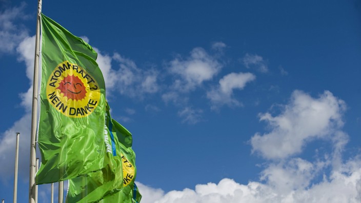 Weiterbetrieb der Atomkraftwerke: Damals ging es um den Grundsatzbeschluss zum Atomausstieg: Fahnen beim Parteitag der Grünen 2011.