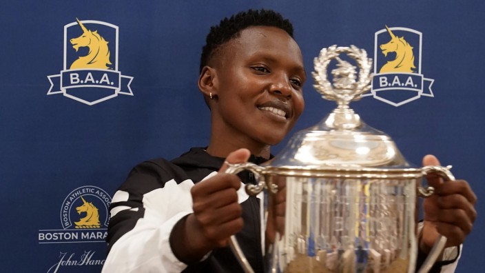 Leichtathletik: Pokal plötzlich außer Reichweite: Den Sieg vom Boston Marathon 2021 wird die Kenianerin Diana Kipyokei wegen einer Doping-Sperre nicht wiederholen können.