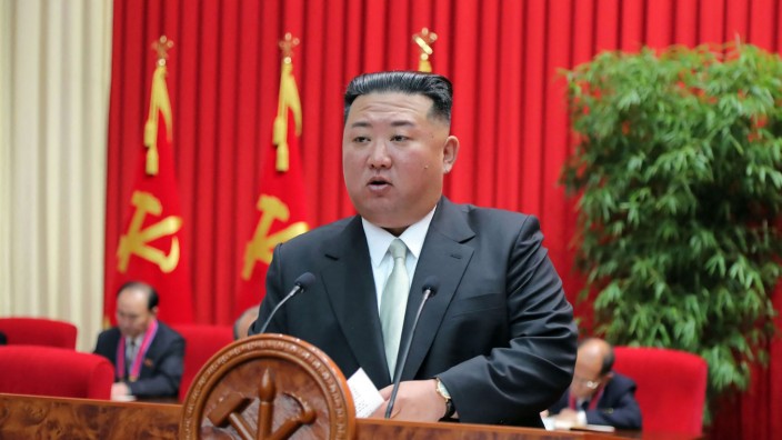 Politik Asien: Kim Jong-un hat Schüsse in Richtung des südlichen Nachbarlandes abfeuern lassen und diese als "ernste Warnung" deklariert. Dieses von Nordkoreas offizieller Zentraler Nachrichtenagentur (KCNA) veröffentlichte Bild zeigt den nordkoreanischen Machthaber bei einer Rede in Pjöngjang.
