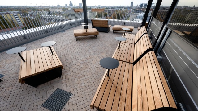 Bad Tölz: Auch auf einer Dachterrasse in München sind die Möbelstücke der Tölzer Firma zu sehen.