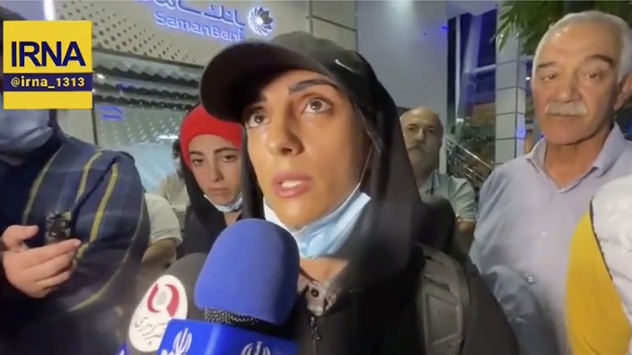 Iran: Elnaz Rekabi bei ihrer Ankunft am Flughafen in Teheran am Mittwochmorgen.