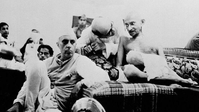 Indiens Opposition: Jawaharlal Nehru (links) stand neben Mahatma Gandhi (rechts) an der Spitze der indischen Unabhängigkeitsbewegung, 1947 wurde er erster Premierminister des Landes. Das Amt bekleideten später auch seine Tochter Indira Gandhi und sein Enkel Rajiv Gandhi. Mit Mahatma Gandhi ist die Familie trotz des gleichen Nachnamens nicht verwandt.