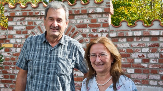 Naturkatastrophe in Ostra: Hilfe für Ostra - Bernhard Wieser und Susanne Gammel vom Partnerschaftskomitee sammeln Spenden - so viel sie können.