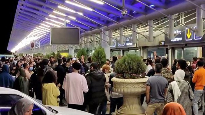 Iran: Menschen warten am Flughafen von Teheran auf Kletterin Elnaz Rekabi