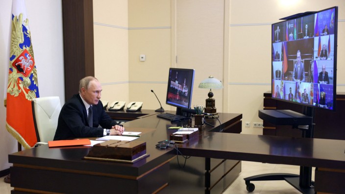 Russland: "Erhöhtes Bereitschaftsniveau": Der russische Präsident Wladimir Putin in seiner Residenz bei Moskau während der Sitzung des Sicherheitsrats am Mittwoch.