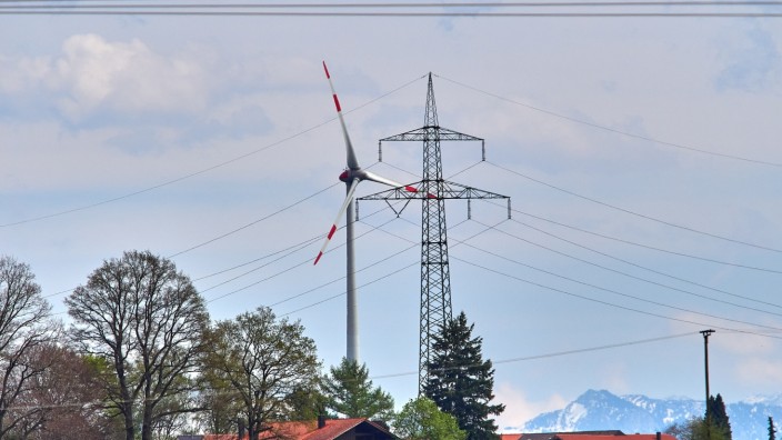 Energiewende: Strom brauchen alle - aber nicht alle wollen sehen, wo er herkommt. Hier zu sehen das einzige Windrad im Landkreis Ebersberg in Bruck.