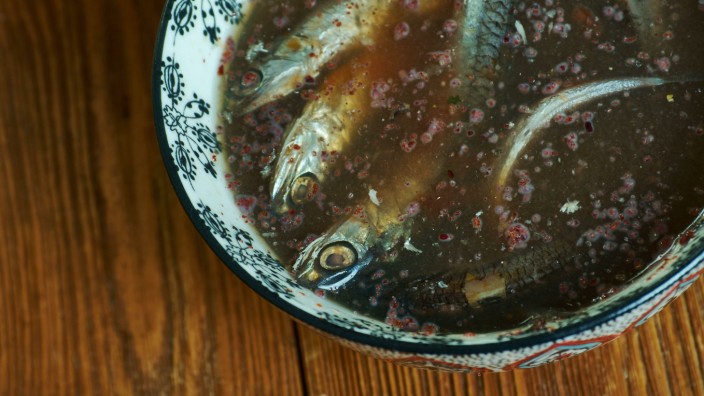 Moderne Speisewürze: Auf den ersten Blick nicht allzu appetitlich, aber dafür geschmacklich höchst effektiv: Fisch in Salzlake.