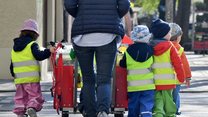 Kinderbetreuung: Erzieherin mit Kleinkindern: Rund 7000 Mädchen und Jungen werden in Münchner Krippen, Kindergärten und Horten betreut, deren Träger Elterninitiativen sind.
