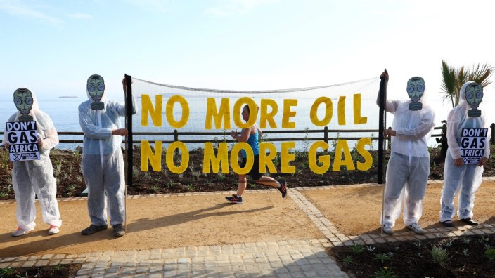 EU-Spitzentreffen: Aktivisten von Extinction Rebellion protestieren in Kapstadt gegen die Ausbeutung von Öl- und Gasvorkommen in Afrika.