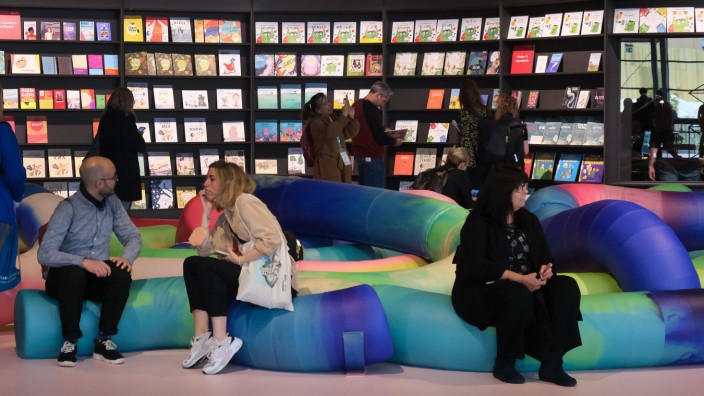 "Awareness-Team" bei der Buchmesse: Die Stimmung zu Beginn der Frankfurter Buchmesse - hier der Pavillon des Gastlandes Spanien - wirkt gelöster als in den Jahren vor der Pandemie.