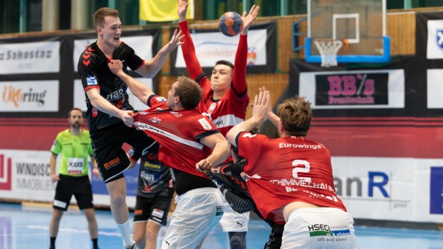 TuS Fürstenfeldbruck: Trotz der deutlichen Niederlage verkaufen sich die Brucker Handballer gut, hier setzt sich Alexander Leindl (links) in Szene.