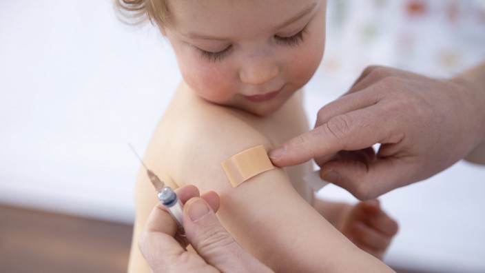 EMA-Empfehlung: Kleinkinder bekommen geringere Mengen von den Impfstoffen verabreicht. Je nach Hersteller sind zwei oder drei Pikse nötig.