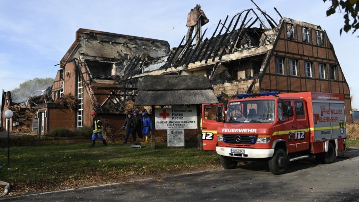 Mecklenburg-Vorpommern: Ein Löschfahrzeug steht in Groß Strömkendorf vor dem ausgebrannten Hotel, in dem Geflüchtete aus der Ukraine untergebracht waren.