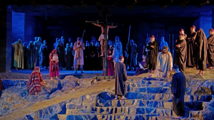 Theater und Religion: Der Tod Jesu beim Tirschenreuther Passionsspiel. Zum ersten Mal gibt es eine Bühne mit Felsen in 3-D-Optik.