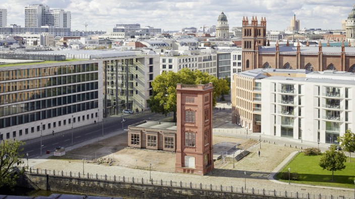 Berliner Bauakademie: Beste Lage: Die rekonstruierte Fassadenecke der Bauakademie steht im Herzen von Berlin. Wie das fertige Gebäude einmal aussehen soll, darüber gibt es unterschiedliche Ansichten.