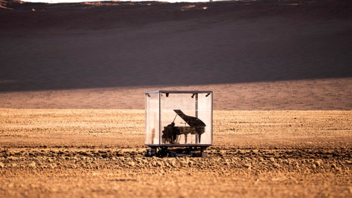 Welturaufführung: Am Flügel in der Wüste Namib: Der Musiker Stranger setzte sich 40 Tage in einem Kubus der extremen Hitze aus.